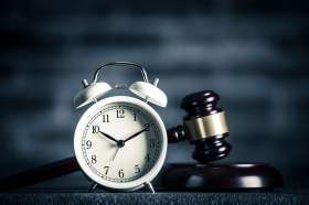 Foto: Uhr und Richterhammer